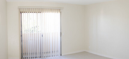 Mountain View Apartments in Sylmar, CA - Foto de edificio - Building Photo
