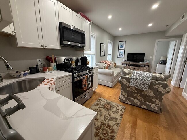 1021 Winthrop Ave, Unit #2 in Revere, MA - Foto de edificio - Building Photo