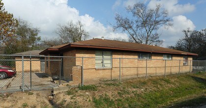 Chestnut Grove Apartments in Houston, TX - Building Photo - Building Photo