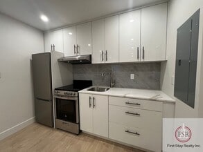 927 Chestnut St in New Westminster, BC - Building Photo - Building Photo