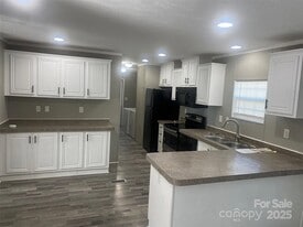 1010 Thorncroft Rd in Greensboro, NC - Building Photo