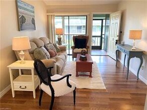 5501 Rattlesnake Hammock Rd-Unit -1102 in Naples, FL - Foto de edificio - Building Photo