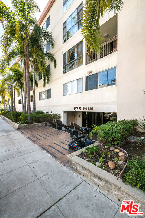 137 S Palm Dr in Beverly Hills, CA - Building Photo