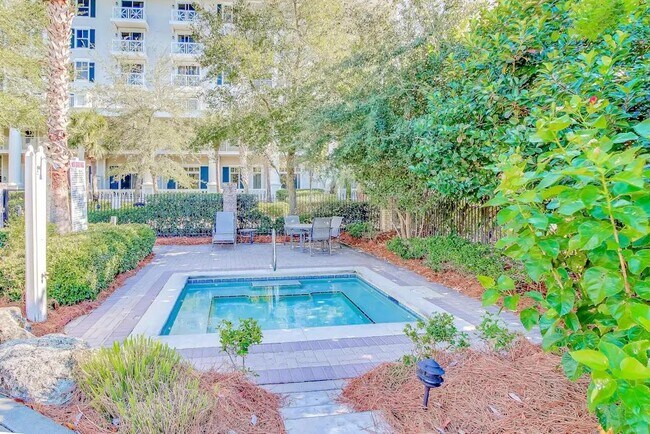 9700 Grand Sandestin Blvd in Miramar Beach, FL - Foto de edificio - Building Photo