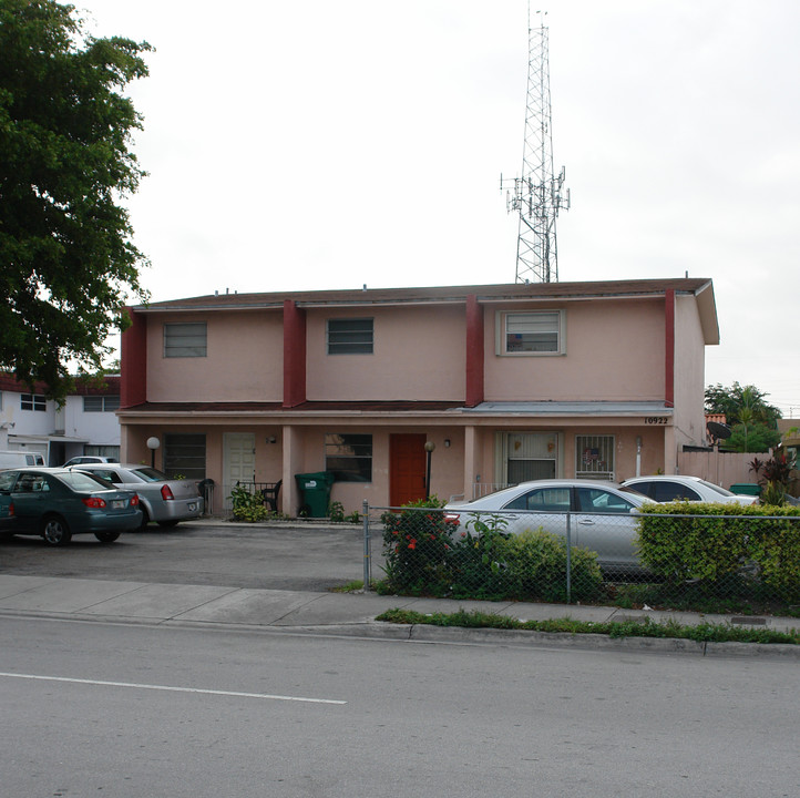 10922 SW 4th St in Miami, FL - Foto de edificio