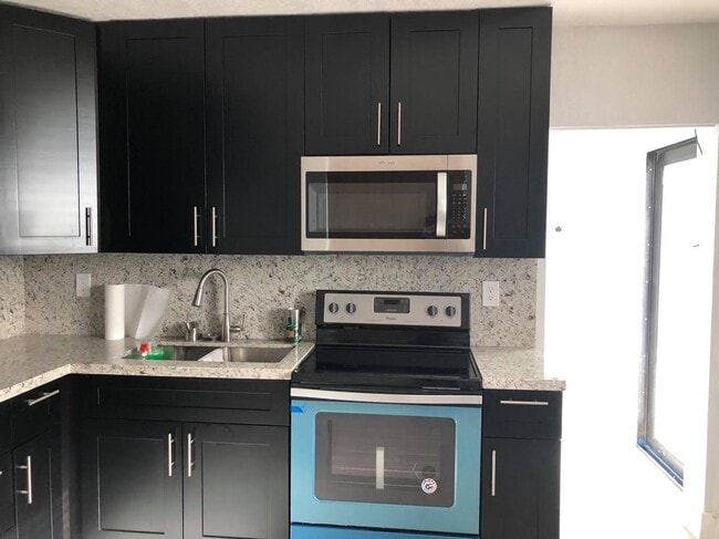 7140 SW 22nd St in Miami, FL - Building Photo - Building Photo