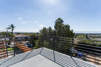 6728 Thomson Ct in San Diego, CA - Foto de edificio - Building Photo