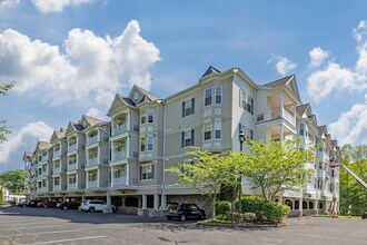 Windsor Court in Rochelle Park, NJ - Building Photo - Building Photo