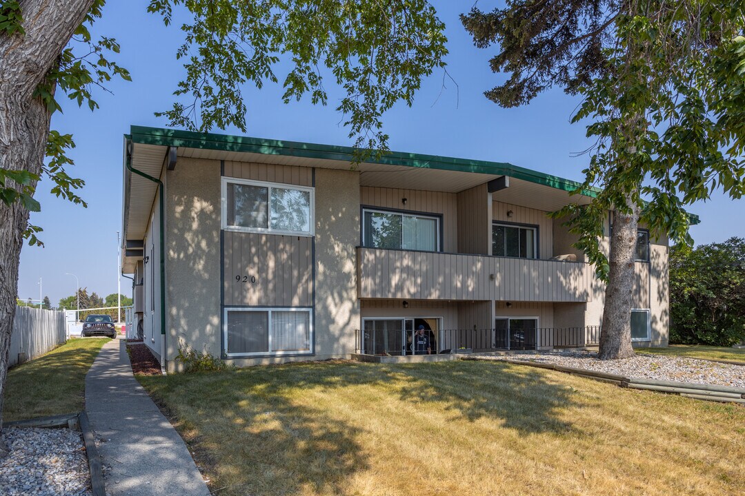 920 67 Av SW in Calgary, AB - Building Photo