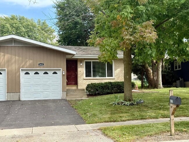 property at 1622 Oak Ln