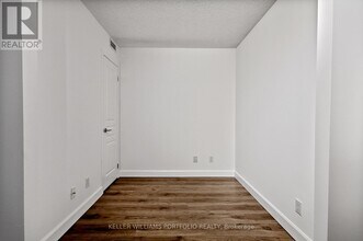 18-2218 Yonge St in Toronto, ON - Building Photo - Building Photo