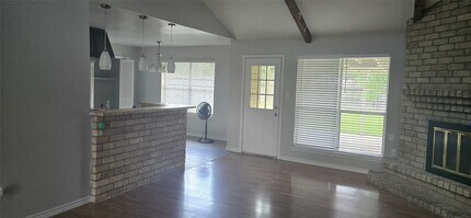 15923 Boulder Oaks Dr in Houston, TX - Foto de edificio - Building Photo