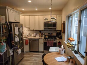 11 Nichols Ave, Unit #1 in Watertown, MA - Foto de edificio - Building Photo