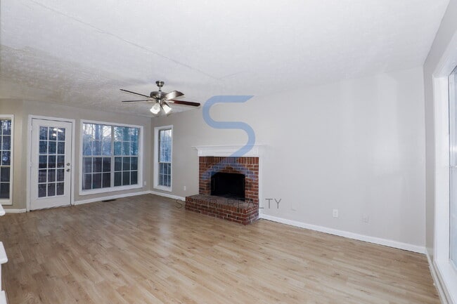 2108 Lindley Ln in Kennesaw, GA - Foto de edificio - Building Photo