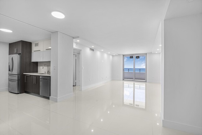 5555 Collins Ave in Miami, FL - Building Photo - Building Photo