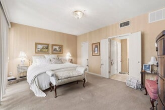 10125 Valley Forge Dr in Houston, TX - Foto de edificio - Building Photo