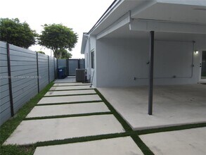8760 SW 20th St in Miami, FL - Building Photo - Building Photo