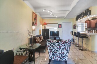 3536 NE 168th St in North Miami Beach, FL - Foto de edificio - Building Photo