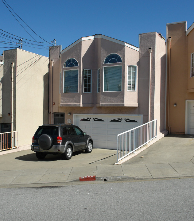 71 Wellington Ave in Daly City, CA - Building Photo