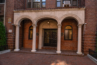 8412 35th Ave in Jackson Heights, NY - Foto de edificio - Building Photo