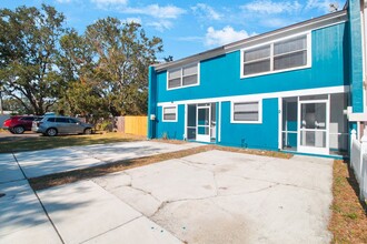 2751 S Pines Dr in Largo, FL - Building Photo - Building Photo