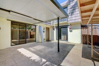 562 Springdale Cir in Palm Springs, FL - Building Photo - Building Photo