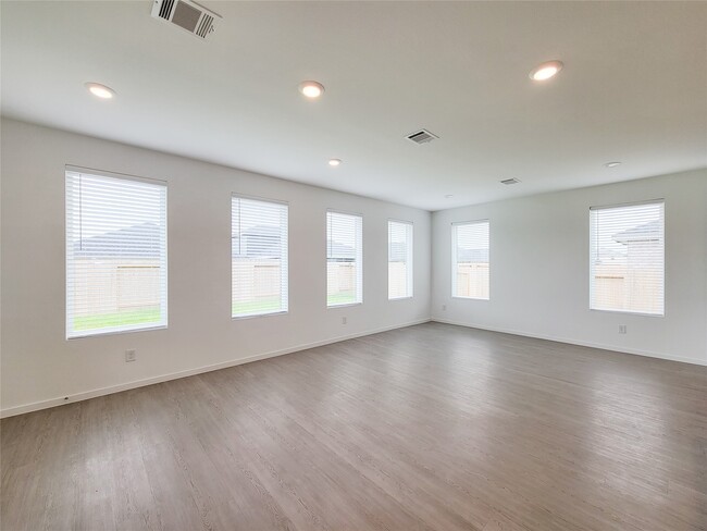 320 Emma St in Angleton, TX - Foto de edificio - Building Photo