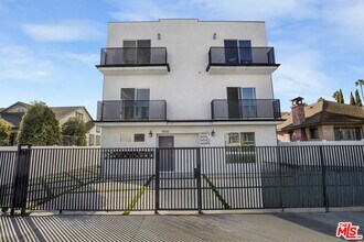 5438 Romaine St in Los Angeles, CA - Building Photo - Building Photo