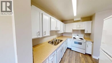 10201-10108 108 Ave in Grande Prairie, AB - Building Photo - Building Photo