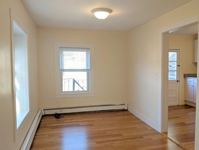 2 Evergreen Sq, Unit 3 in Somerville, MA - Building Photo - Building Photo