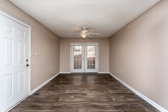 Pines by the Creek in Newnan, GA - Foto de edificio - Interior Photo