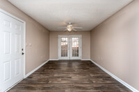 Pines by the Creek in Newnan, GA - Foto de edificio - Interior Photo