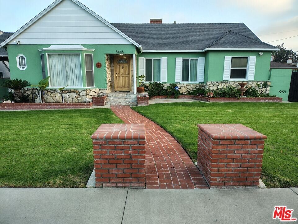 5446 Angeles Vista Blvd in Los Angeles, CA - Building Photo