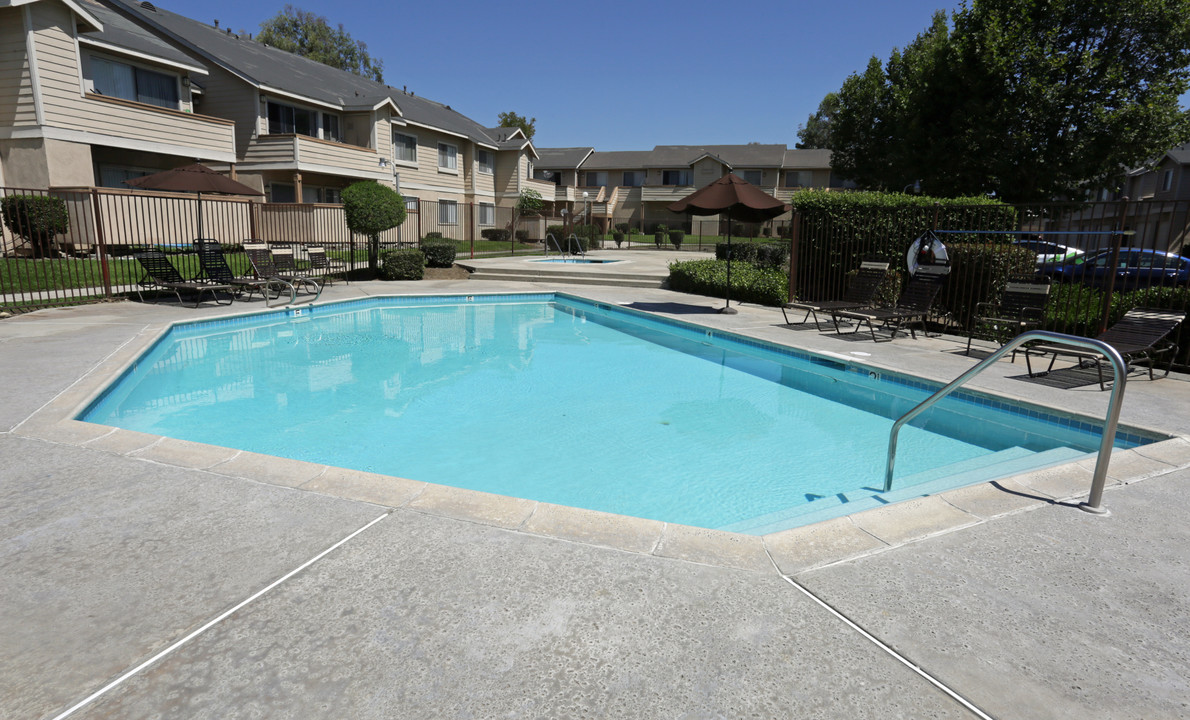 Las Palmas Apartments in Rialto, CA - Building Photo