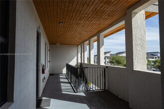 8039 NW 104th Ave in Doral, FL - Building Photo - Building Photo