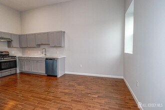 33 Second St in Raritan, NJ - Building Photo - Building Photo