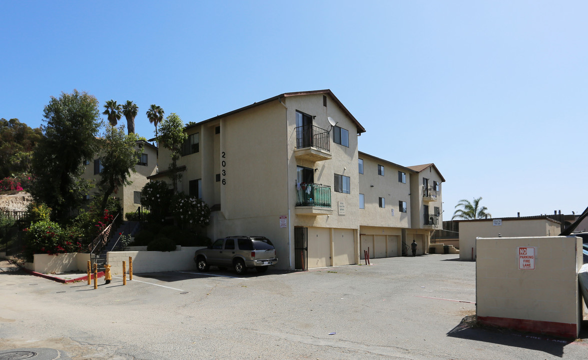 2036 Canyon Dr in Oceanside, CA - Foto de edificio