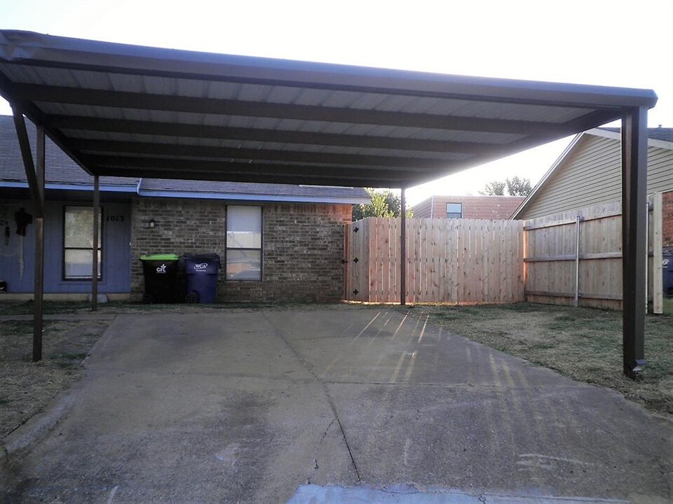 1013 Acacia Cir in Noble, OK - Building Photo