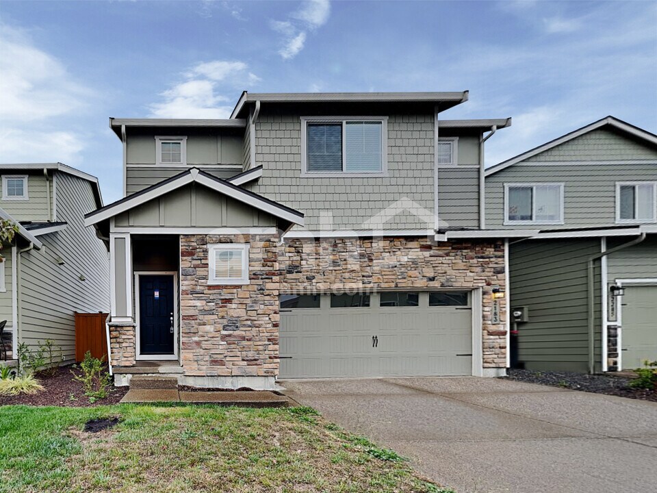 2183 NW Woodland Dr in McMinnville, OR - Foto de edificio