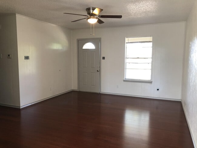 1101 Houston St in Wills Point, TX - Building Photo - Building Photo