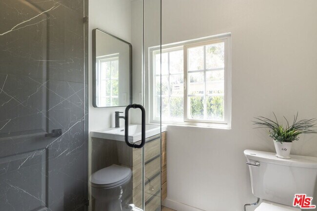8537 Pickford St in Los Angeles, CA - Building Photo - Building Photo