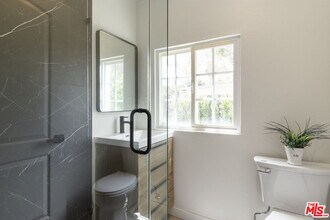 8537 Pickford St, Unit Back house in Los Angeles, CA - Foto de edificio - Building Photo