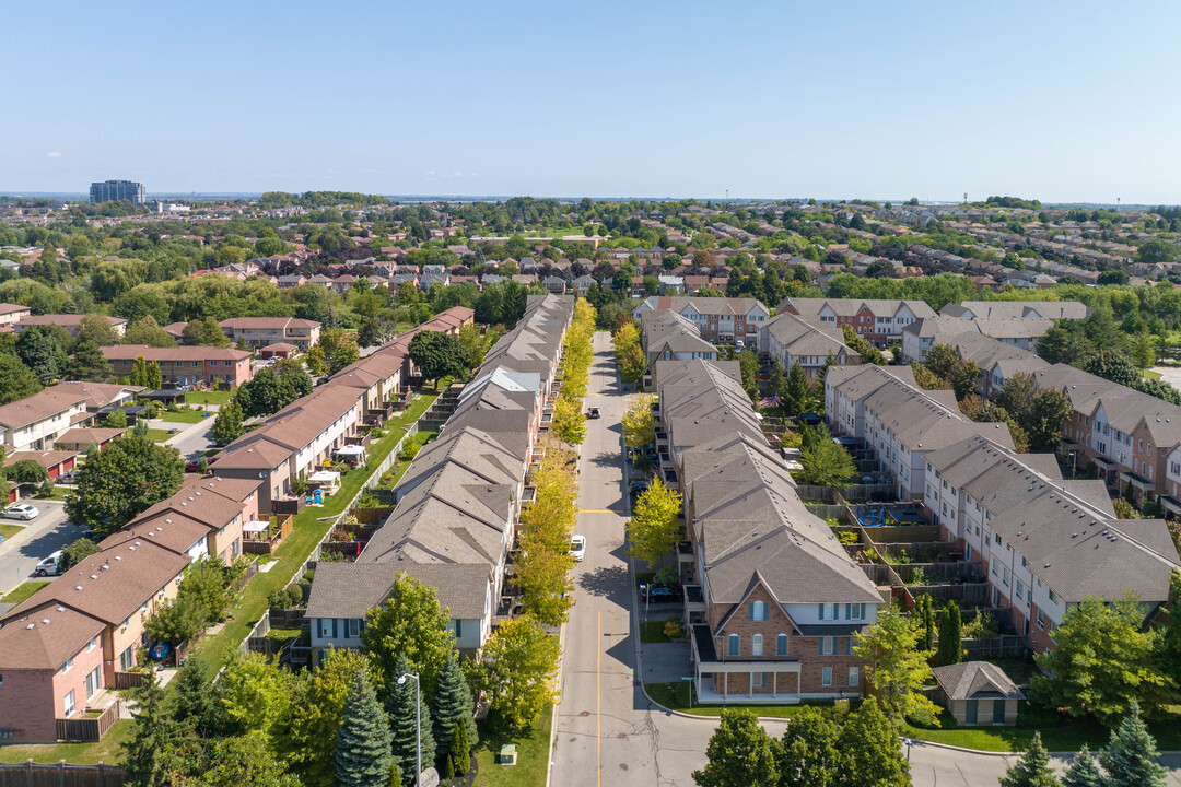 2 Mcgonigal Ln in Ajax, ON - Building Photo