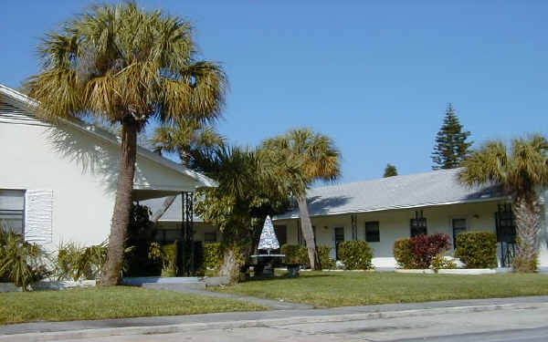 Pelican Isle Apartments in St. Petersburg, FL - Foto de edificio