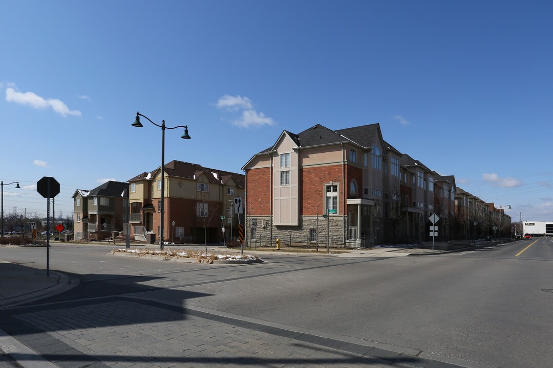 2-196 Legends Way in Markham, ON - Building Photo
