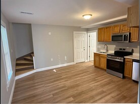 43 Arthur St, Unit Unit 2R in Brockton, MA - Building Photo