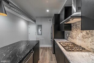 526 Brown St in Philadelphia, PA - Building Photo