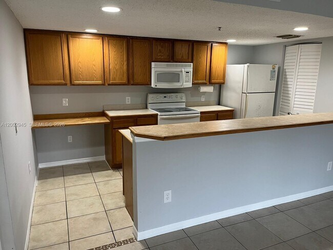 9907 Westwood Dr in Tamarac, FL - Building Photo - Building Photo