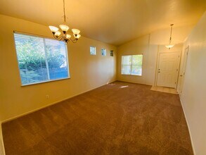 8275 Glencannon Way in Elk Grove, CA - Building Photo - Building Photo