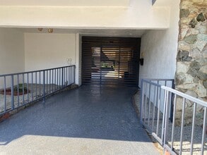 8529 Willis Ave in Panorama City, CA - Foto de edificio - Building Photo